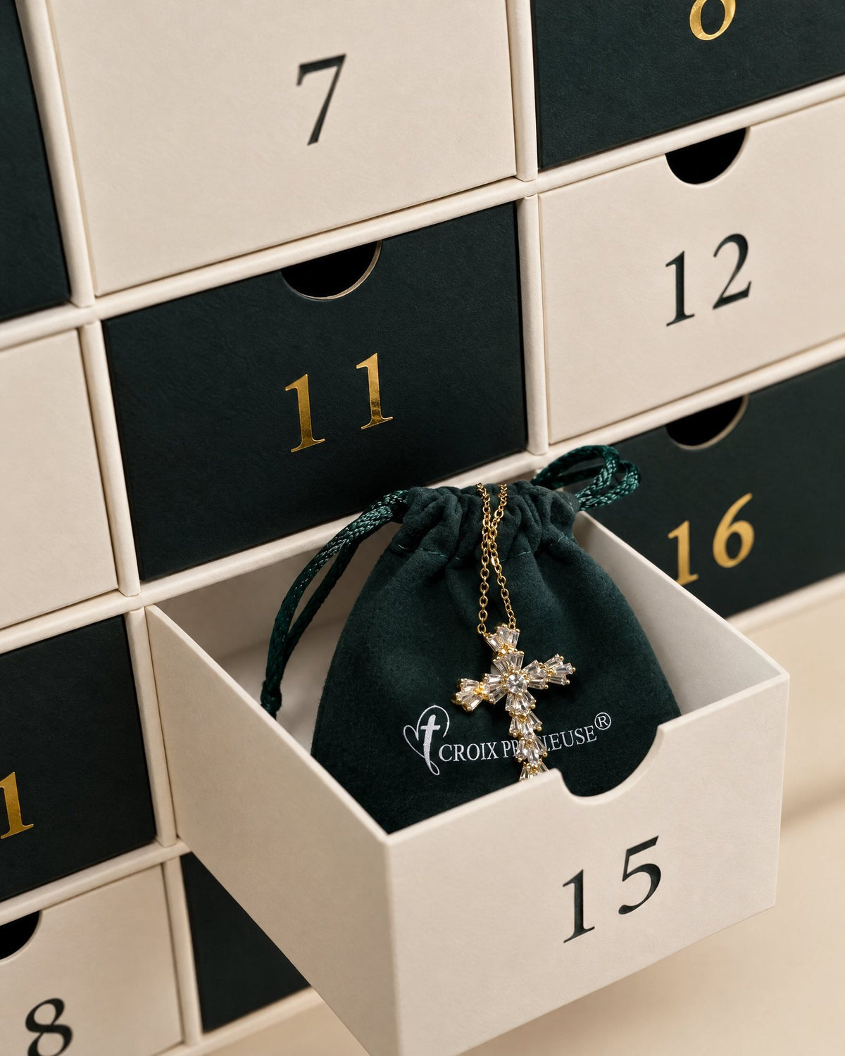 Gros plan sur le tiroir 15 ouvert avec un collier croix dans son sachet