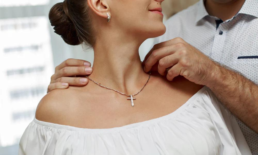 Finrezio Collier Crucifix Croix en Acier Inoxydable pour Femmes Hommes Chrétien Collier Jésus Finrezio Collier Crucifix Croix en Acier Inoxydable pour Femmes Hommes Chrétien Collier Jésus