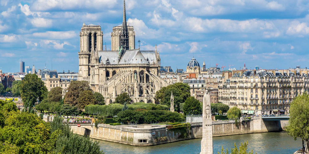 Qui a construit Notre-Dame de Paris ?