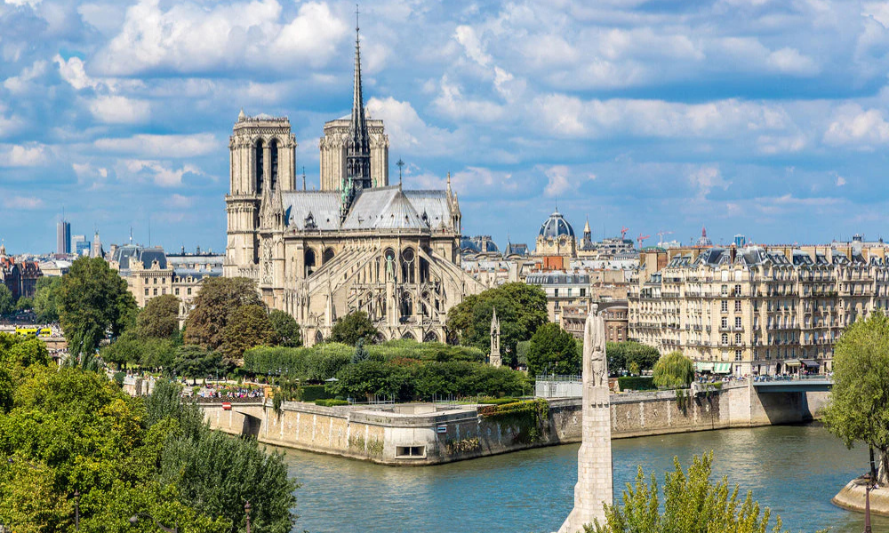 Qui a construit Notre-Dame de Paris ?