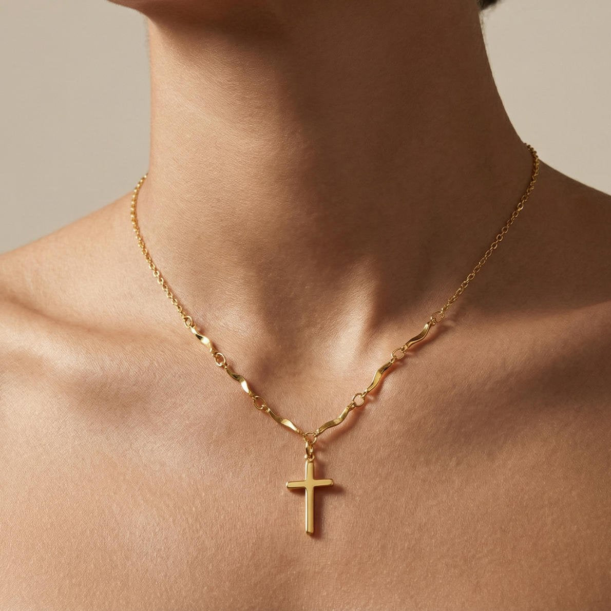 Collier Croix Doré à Maillons Ondulés