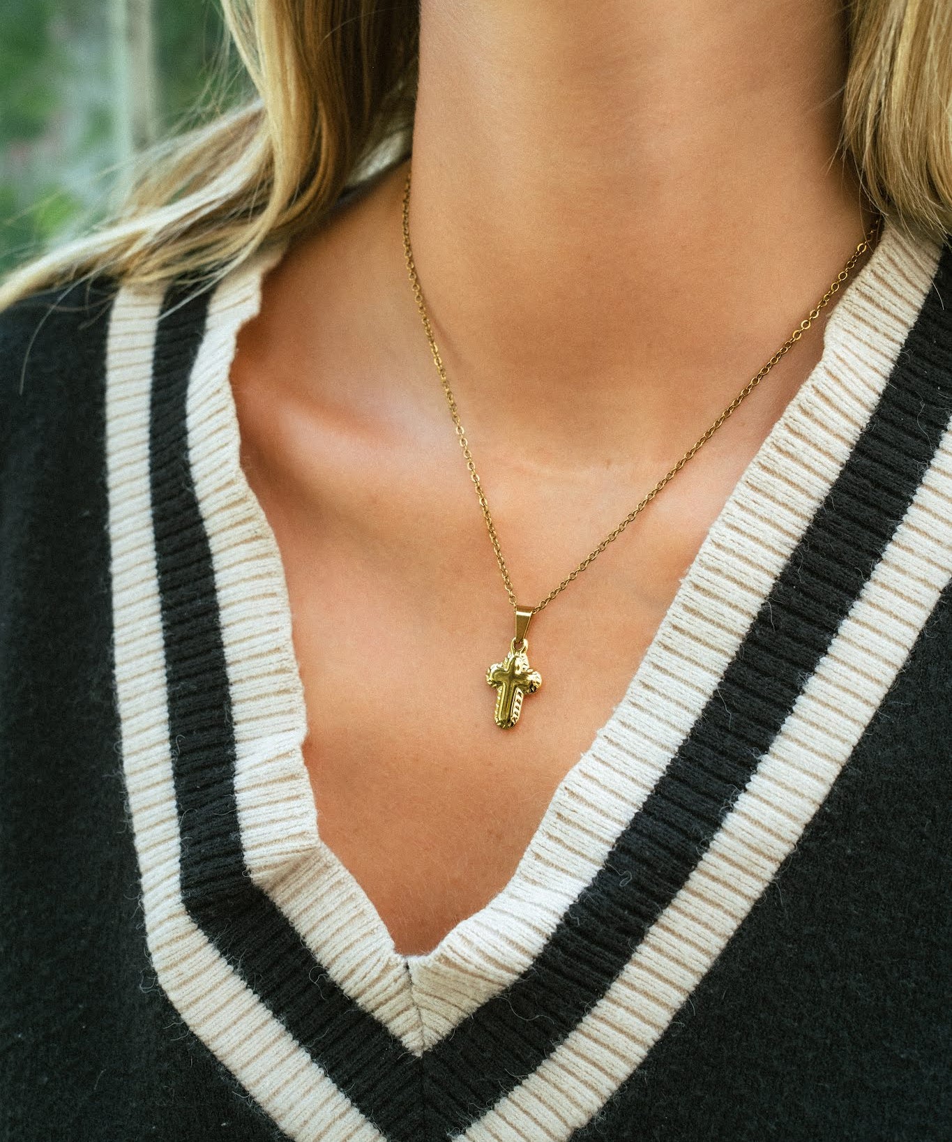 Collier Croix Doré aux Formes Arrondies