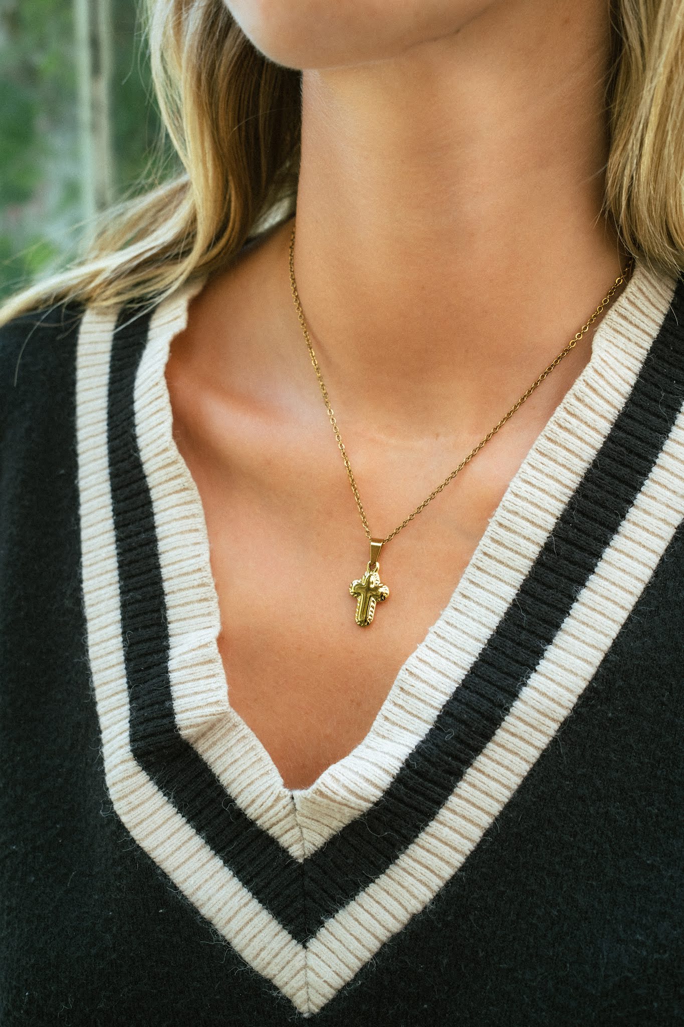 Collier Croix Doré aux Formes Arrondies