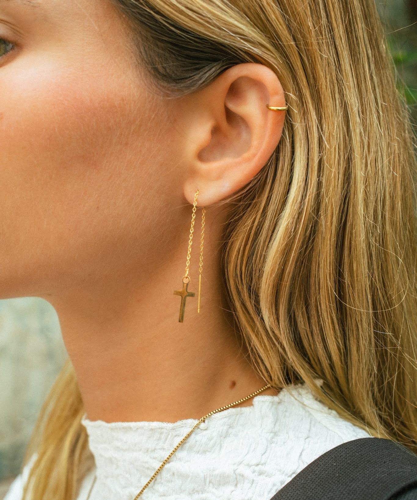 Boucles d’Oreilles Croix Pendantes Élégantes