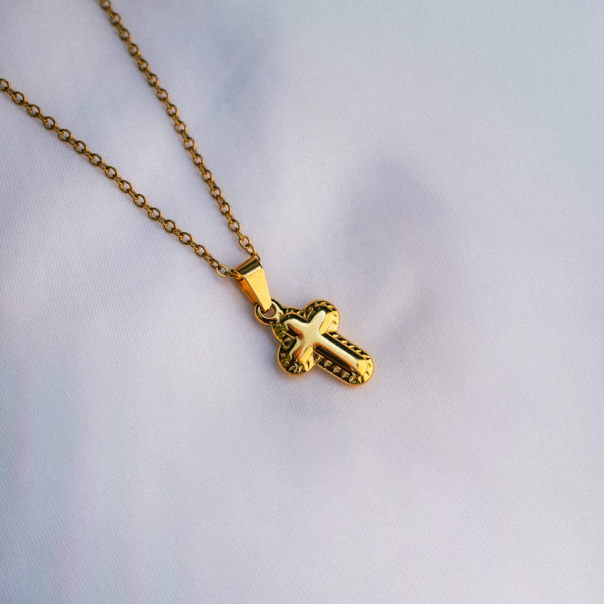 Collier Croix Doré aux Formes Arrondies