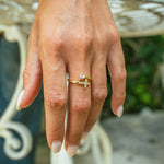 Bague Croix Élégante et Pierre Précieuse