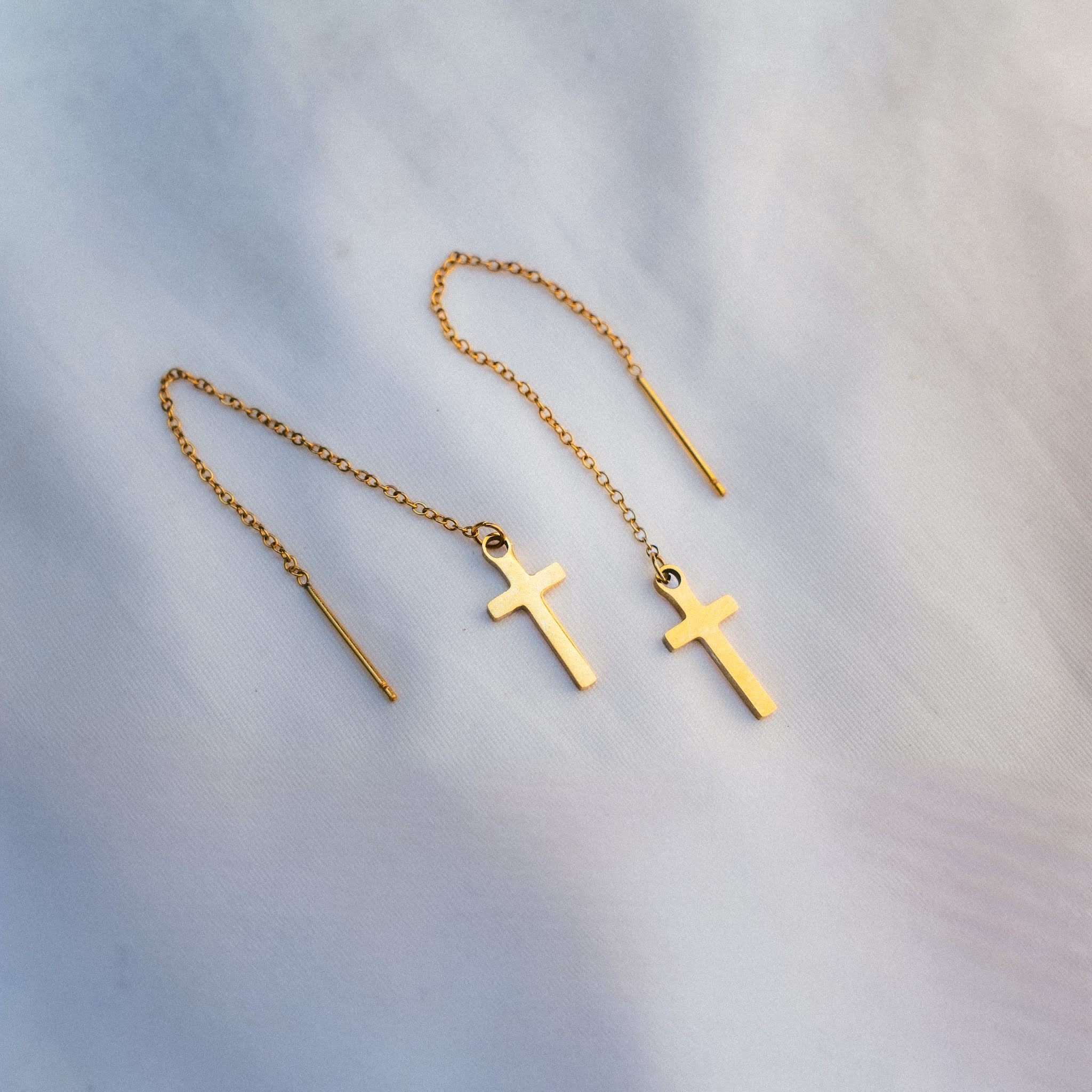 Boucles d’Oreilles Croix Pendantes Élégantes