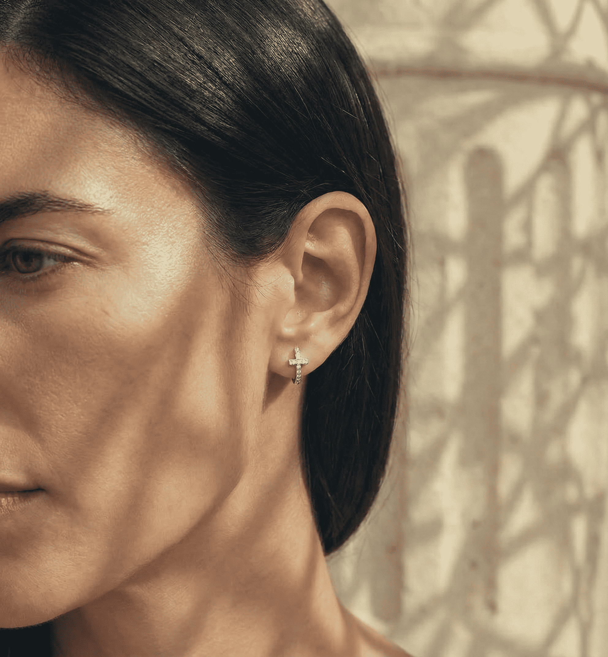 Boucles d’Oreilles Croix Créoles Argentées Serties