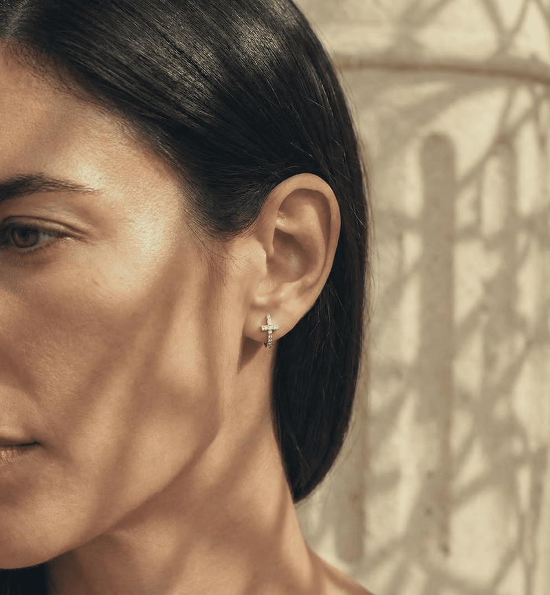 Boucles d’Oreilles Croix Créoles Argentées Serties