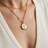 Collier Croix Médaille Ronde Émail Blanc