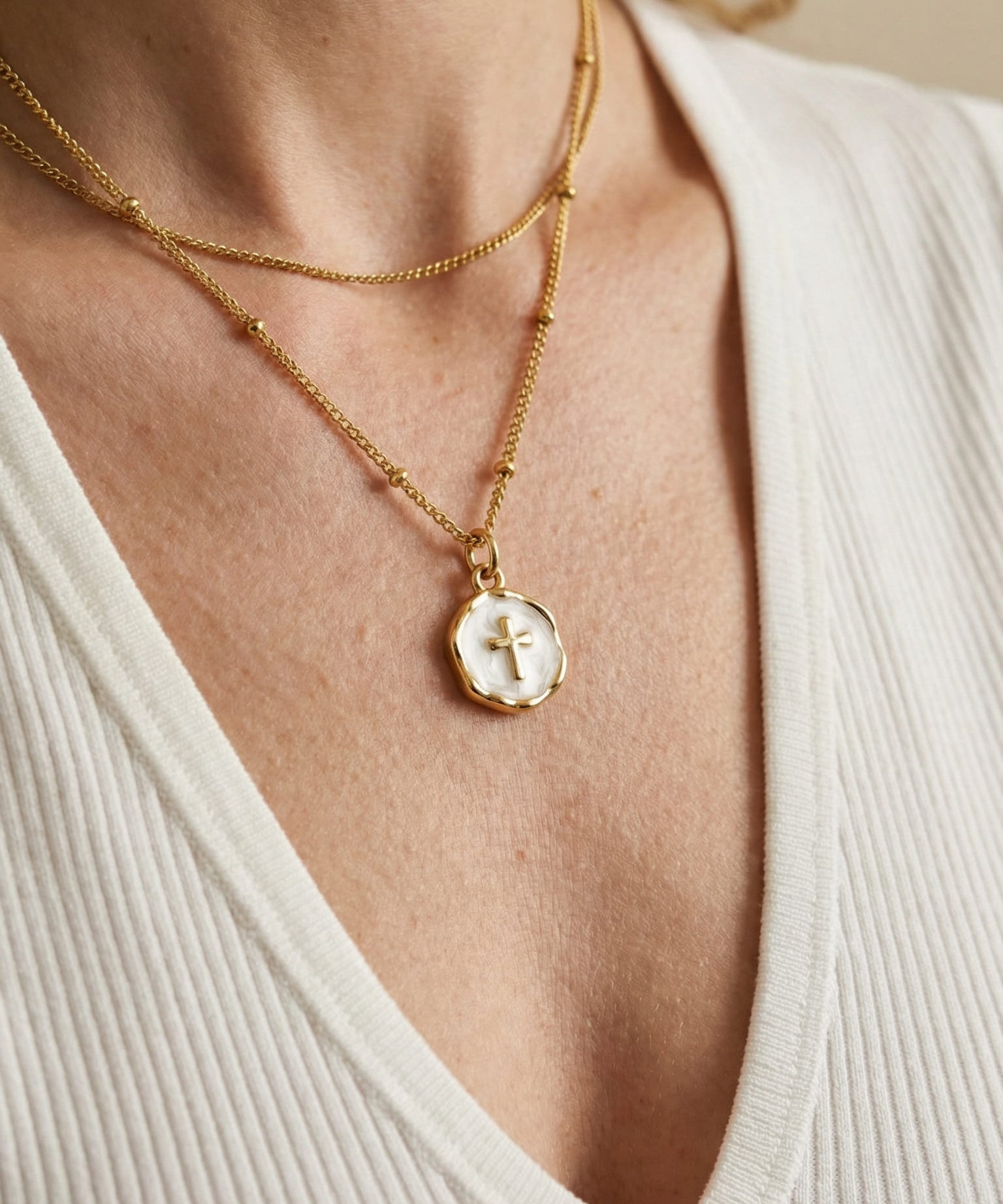 Collier Croix Médaille Ronde Émail Blanc