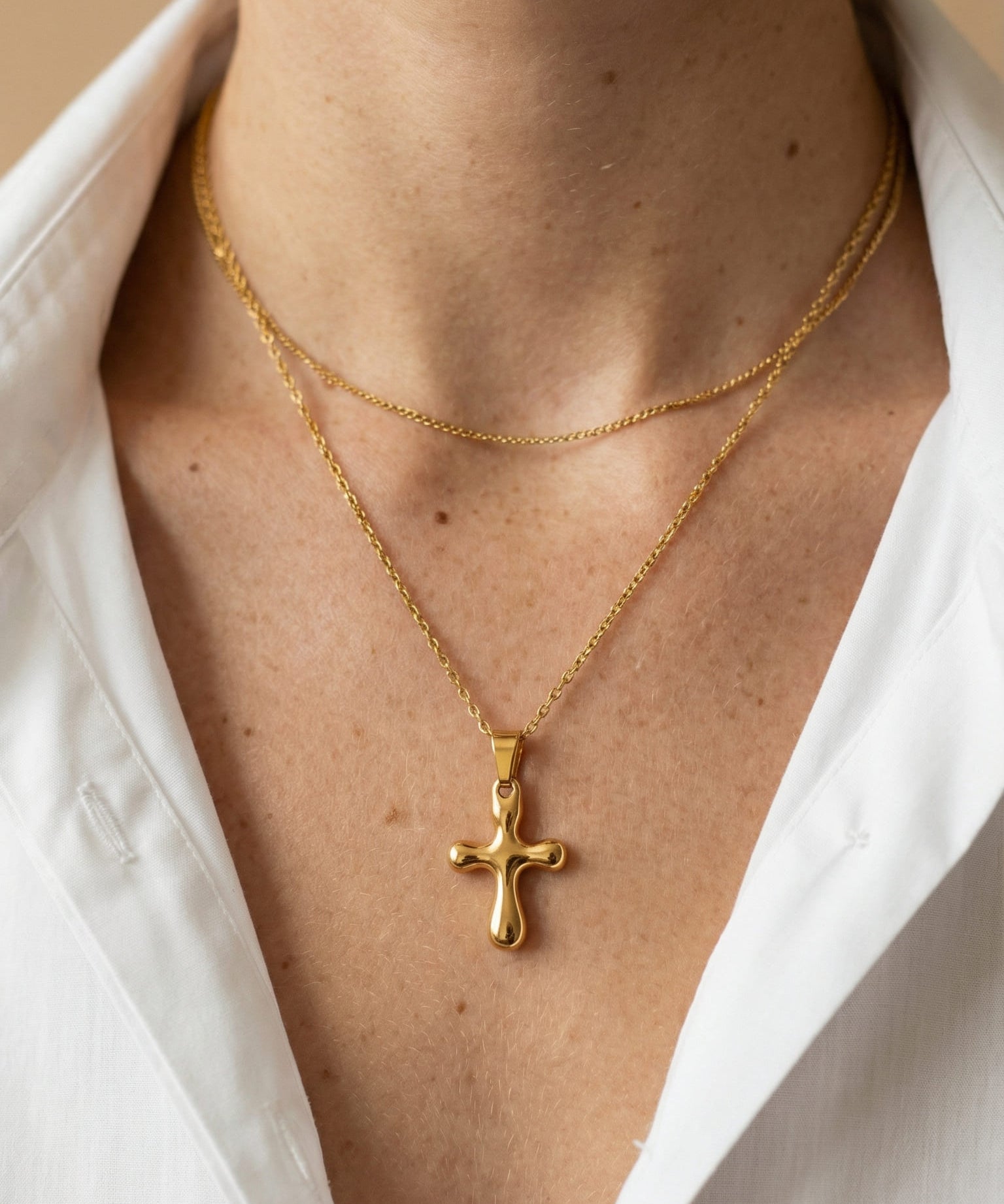 Collier Croix Doré aux Courbes Arrondies