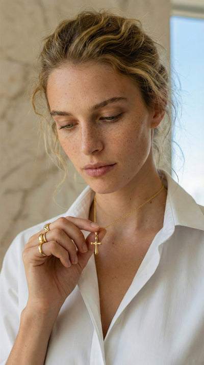 Collier Croix Doré aux Courbes Arrondies