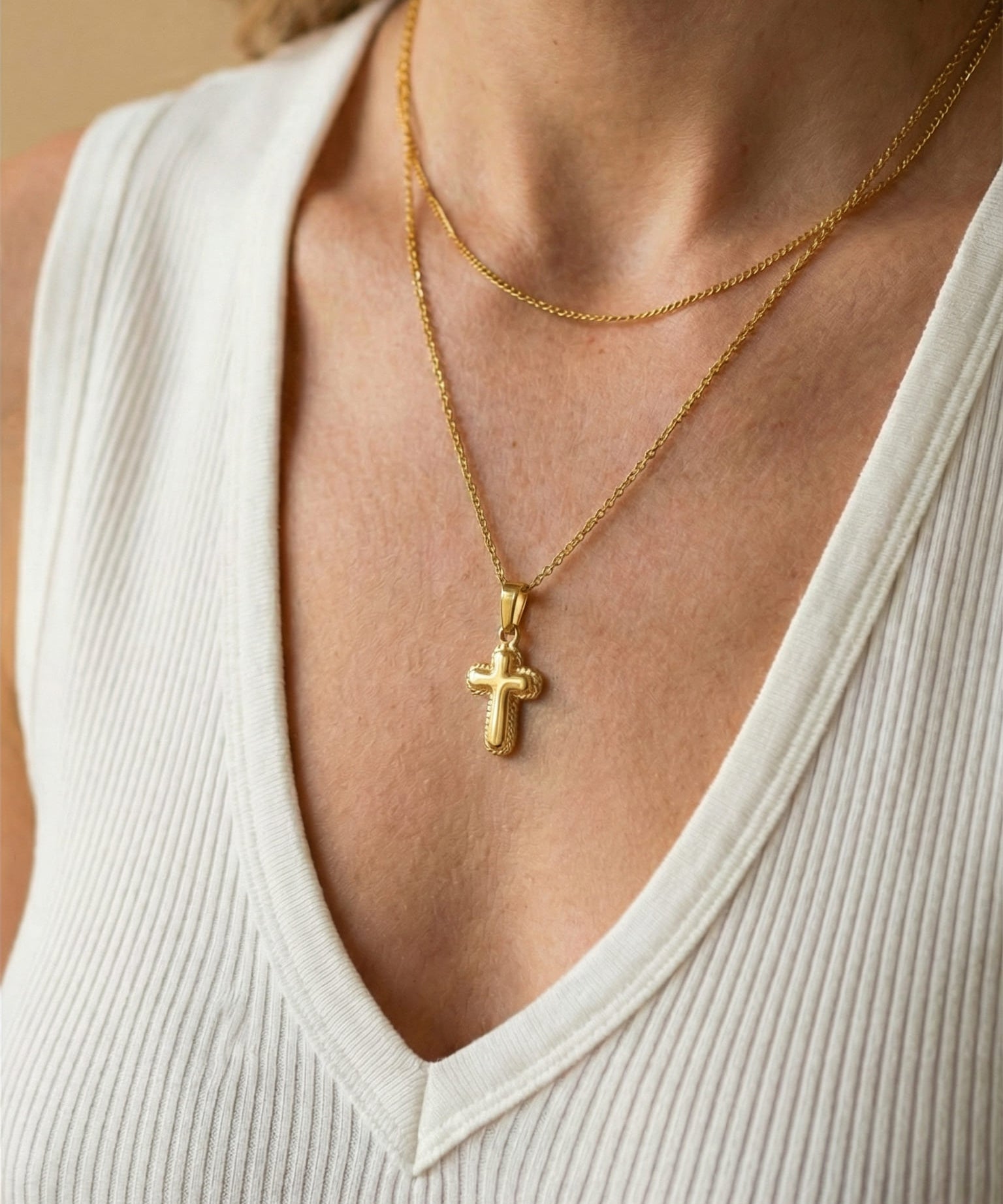 Collier Croix Doré aux Formes Arrondies