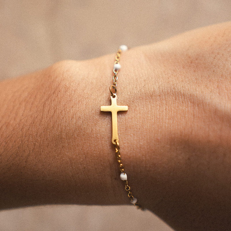 Armband mit goldener Kreuz und Perlen