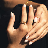 Eleganter Kreuzring mit Edelstein