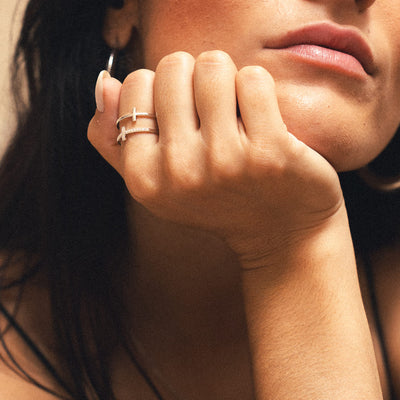 Doppeltes Funkelndes Kreuzring