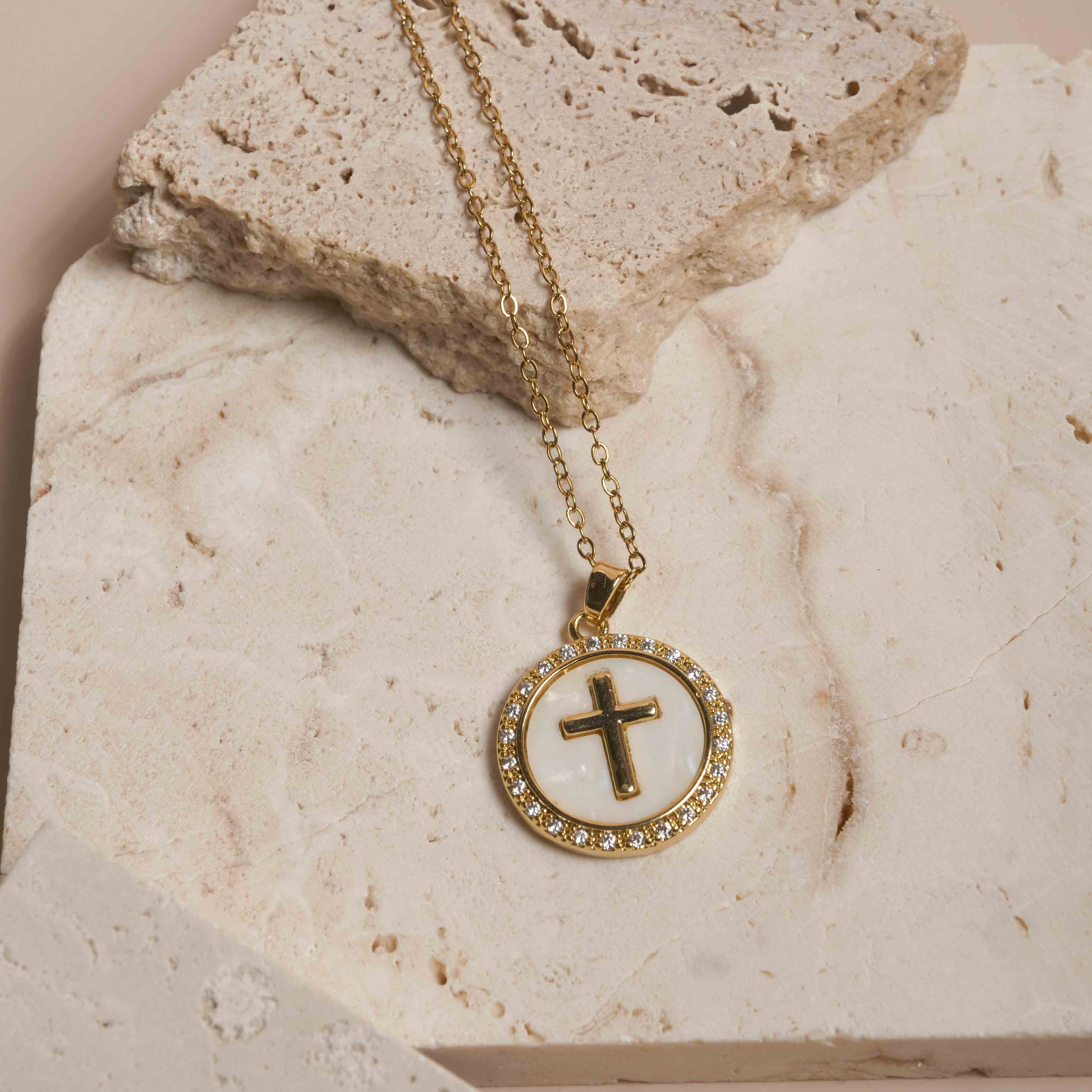 Collier Croix Nacrée Dorée