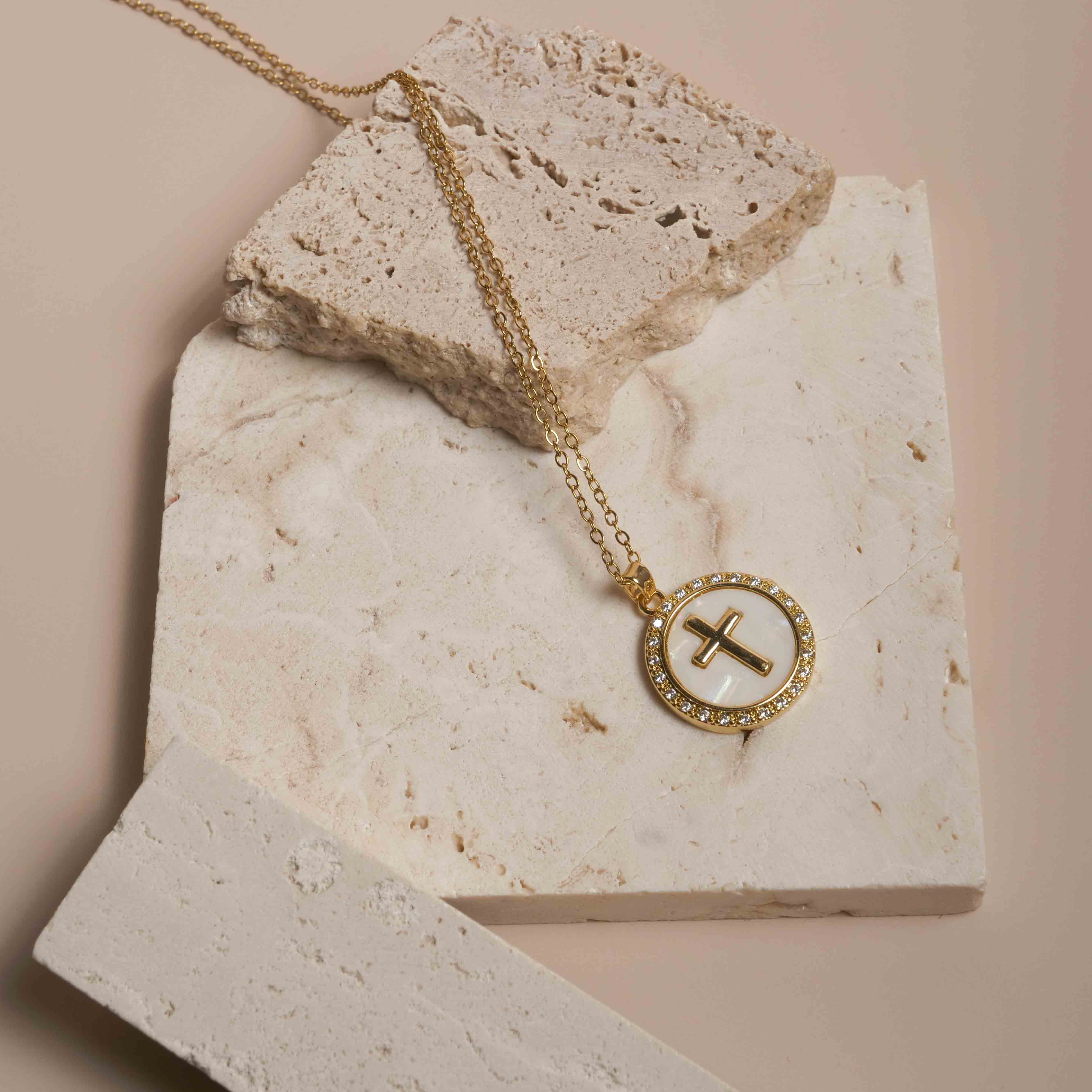 Collier Croix Nacrée Dorée