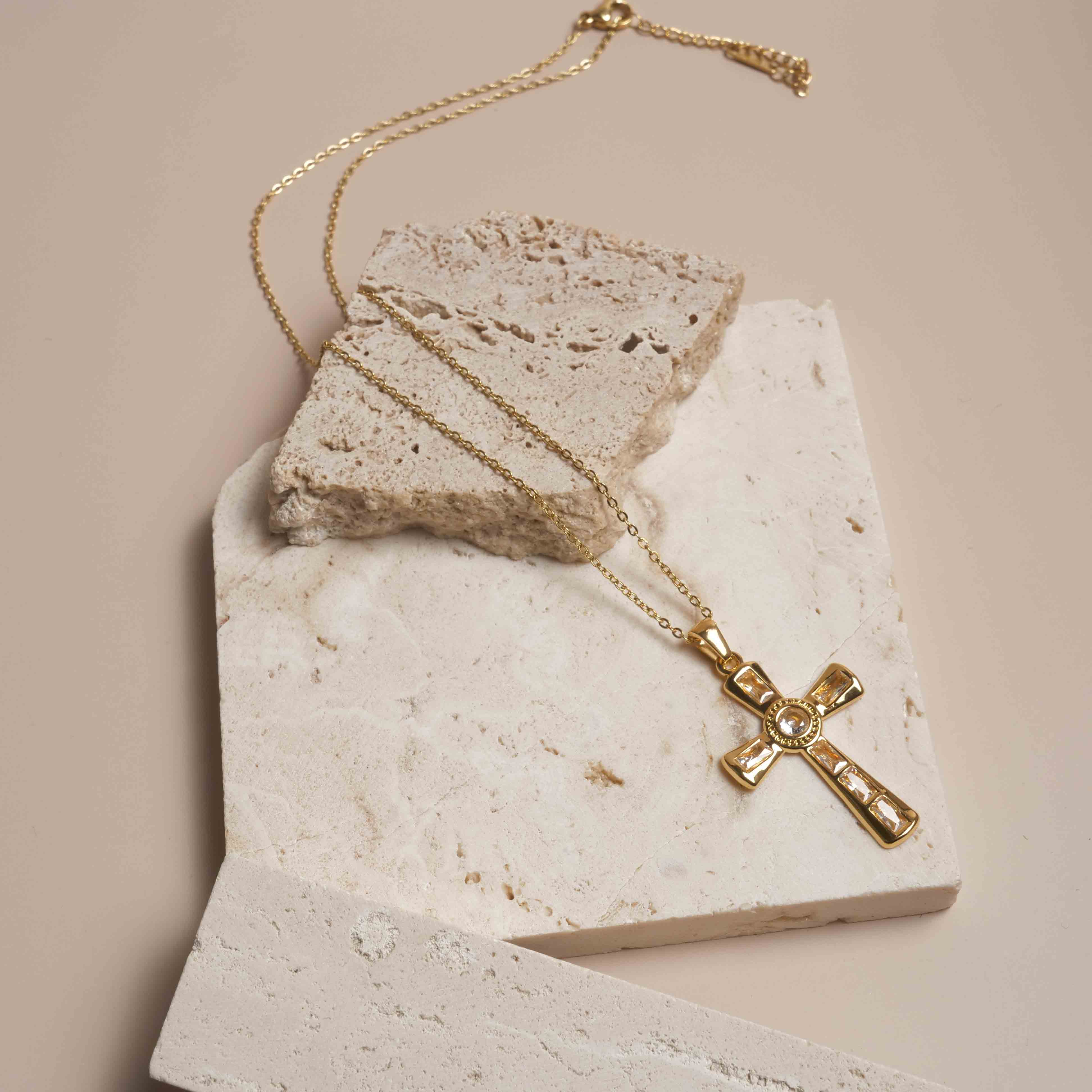 Collier Croix de Lumière Dorée