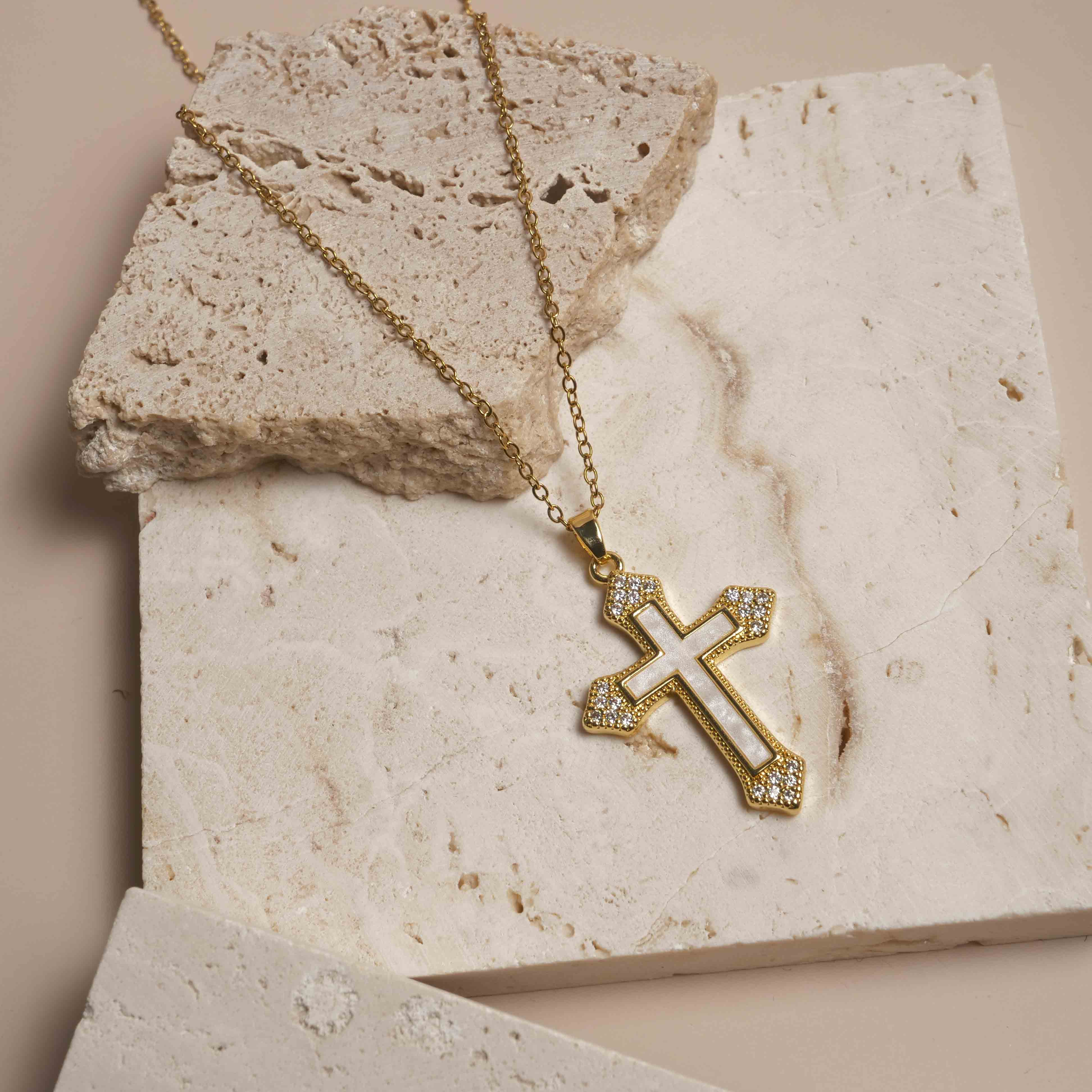 Collier Croix Dorée Incrustée de Zircons
