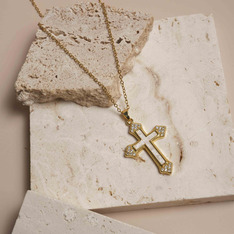 Collier Croix Dorée Incrustée de Zircons
