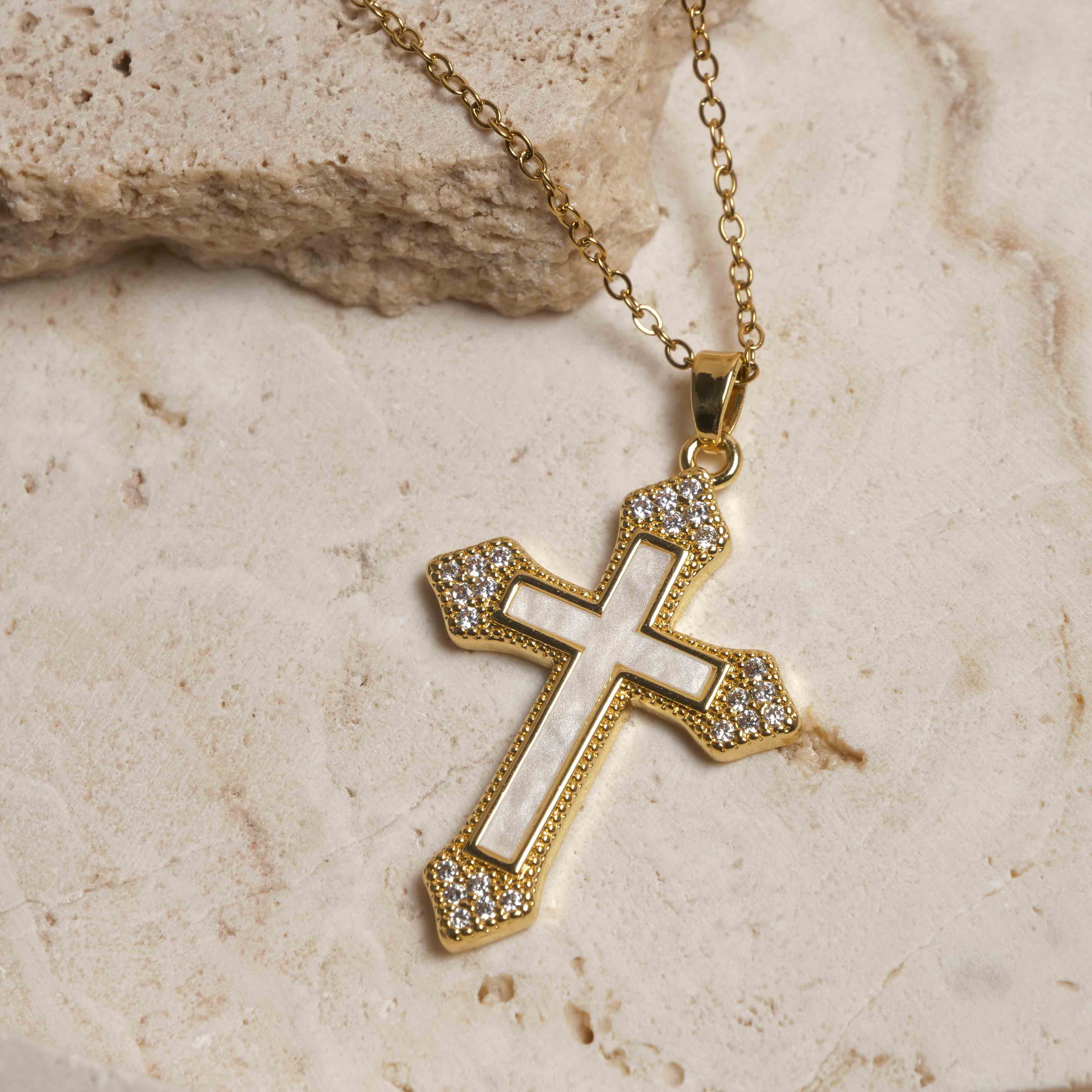 Collier Croix Dorée Incrustée de Zircons