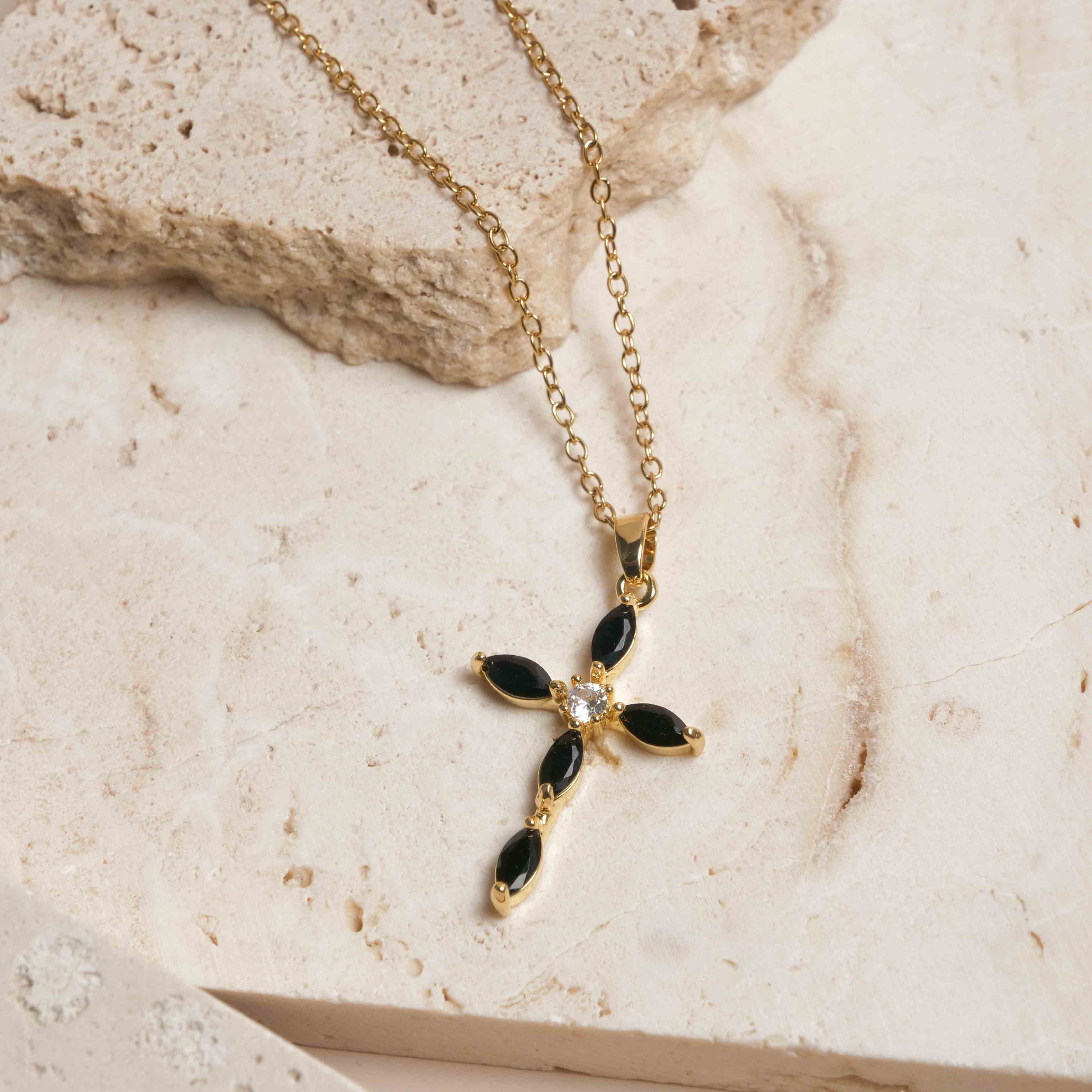 Collier Croix Dorée & Pierres Noires Élégantes