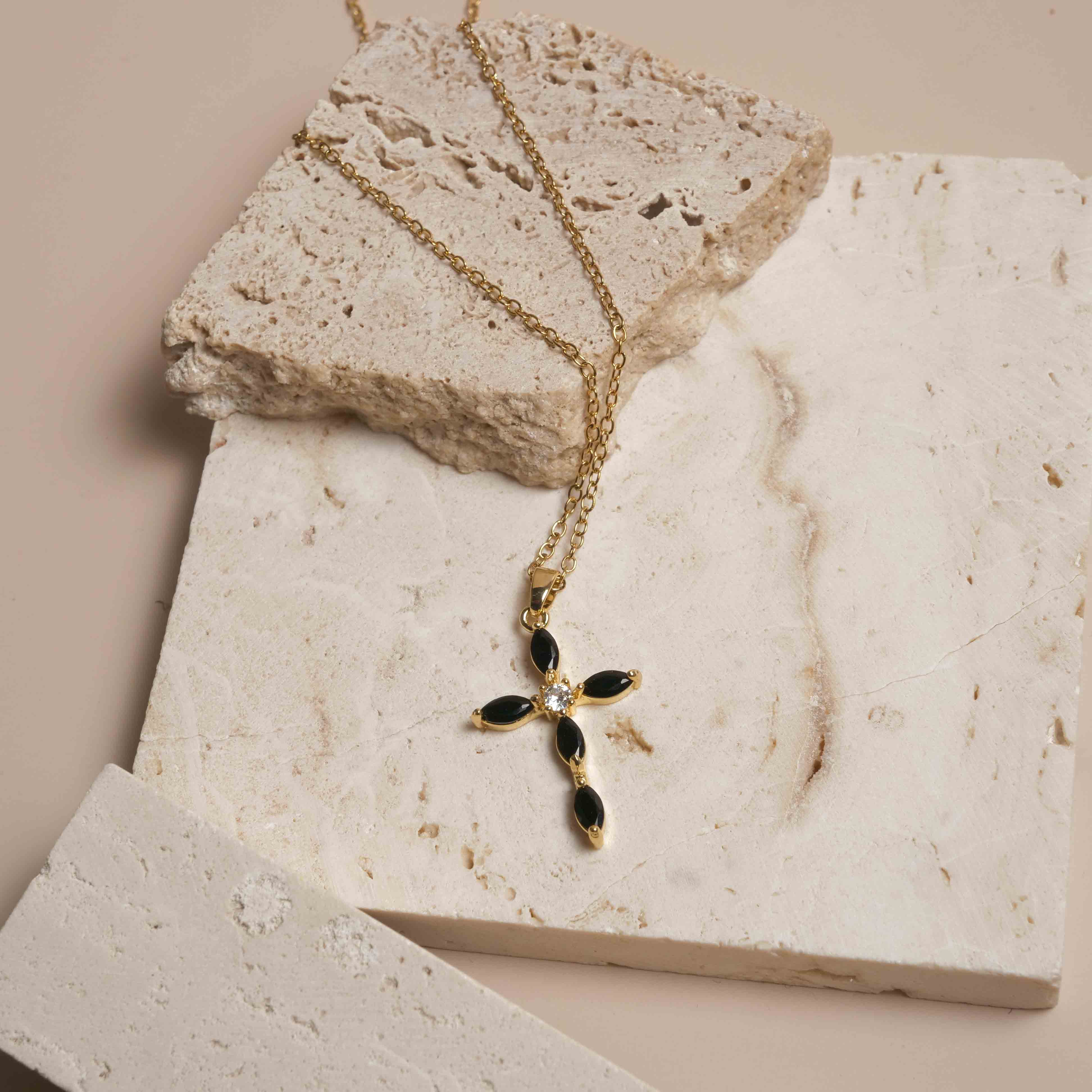 Collier Croix Dorée & Pierres Noires Élégantes