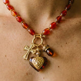 Collier Rouge Translucide à Breloques Croix et Cœur