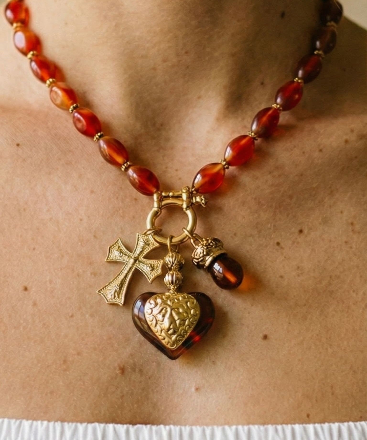 Collier Rouge Translucide à Breloques Croix et Cœur