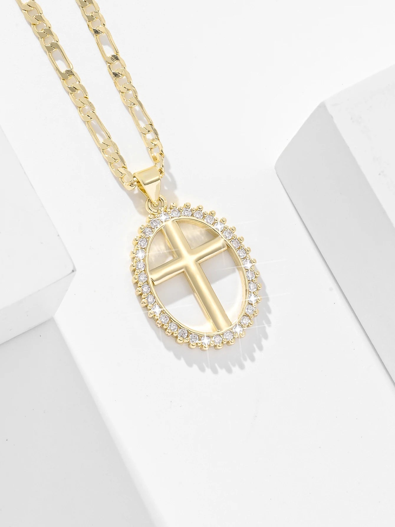 Collier Croix Ovale Doré Éclat Cristal