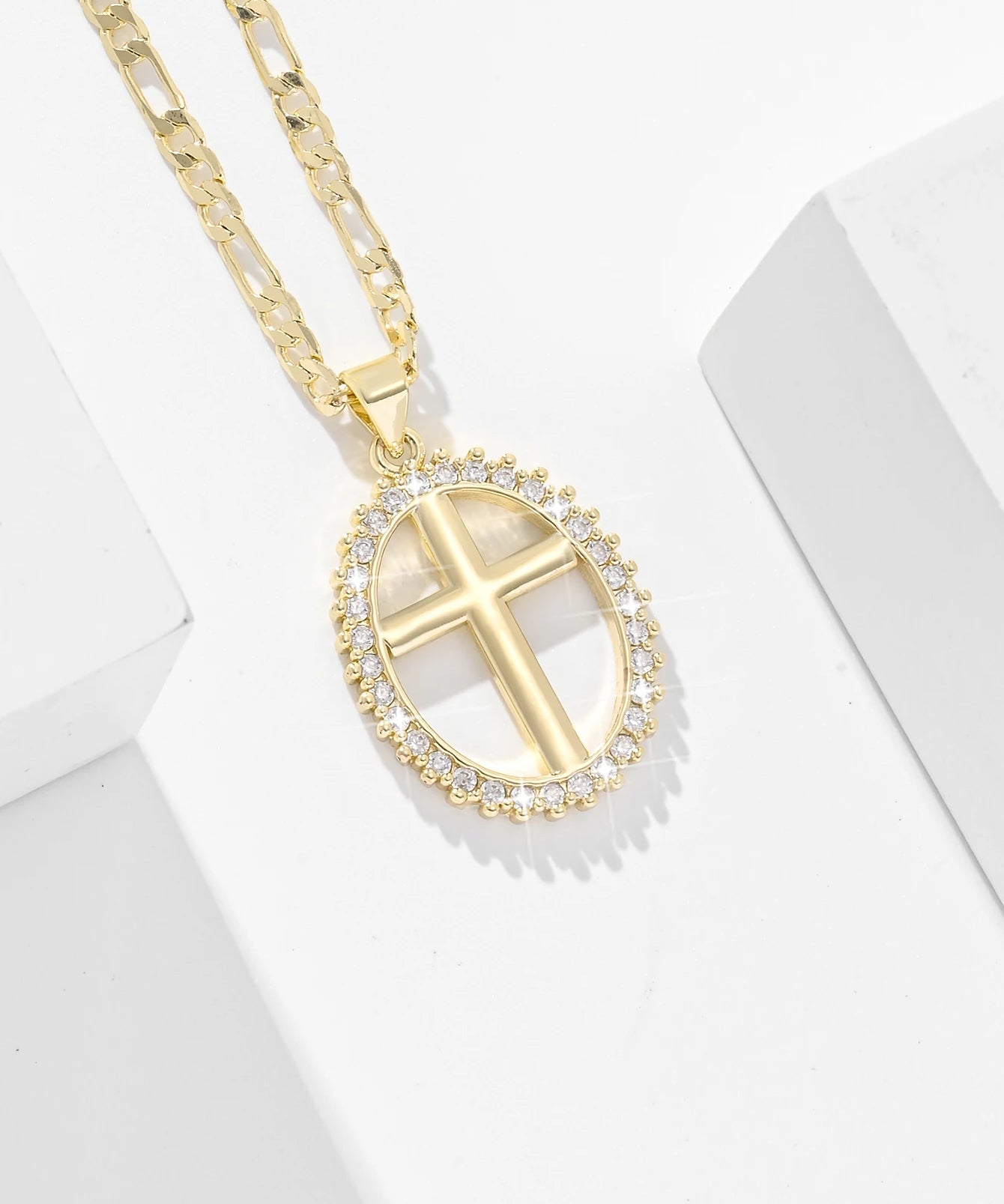 Collier Croix Ovale Doré Éclat Cristal