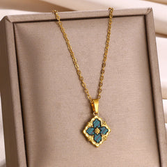 Crèfle cross necklace