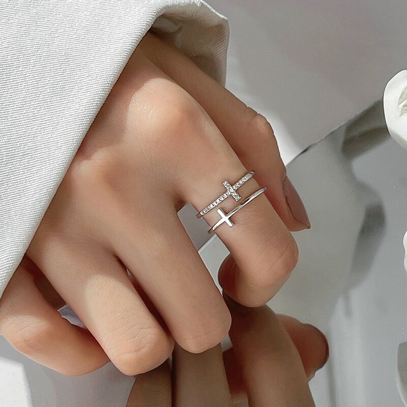 Sparkling double cross ring