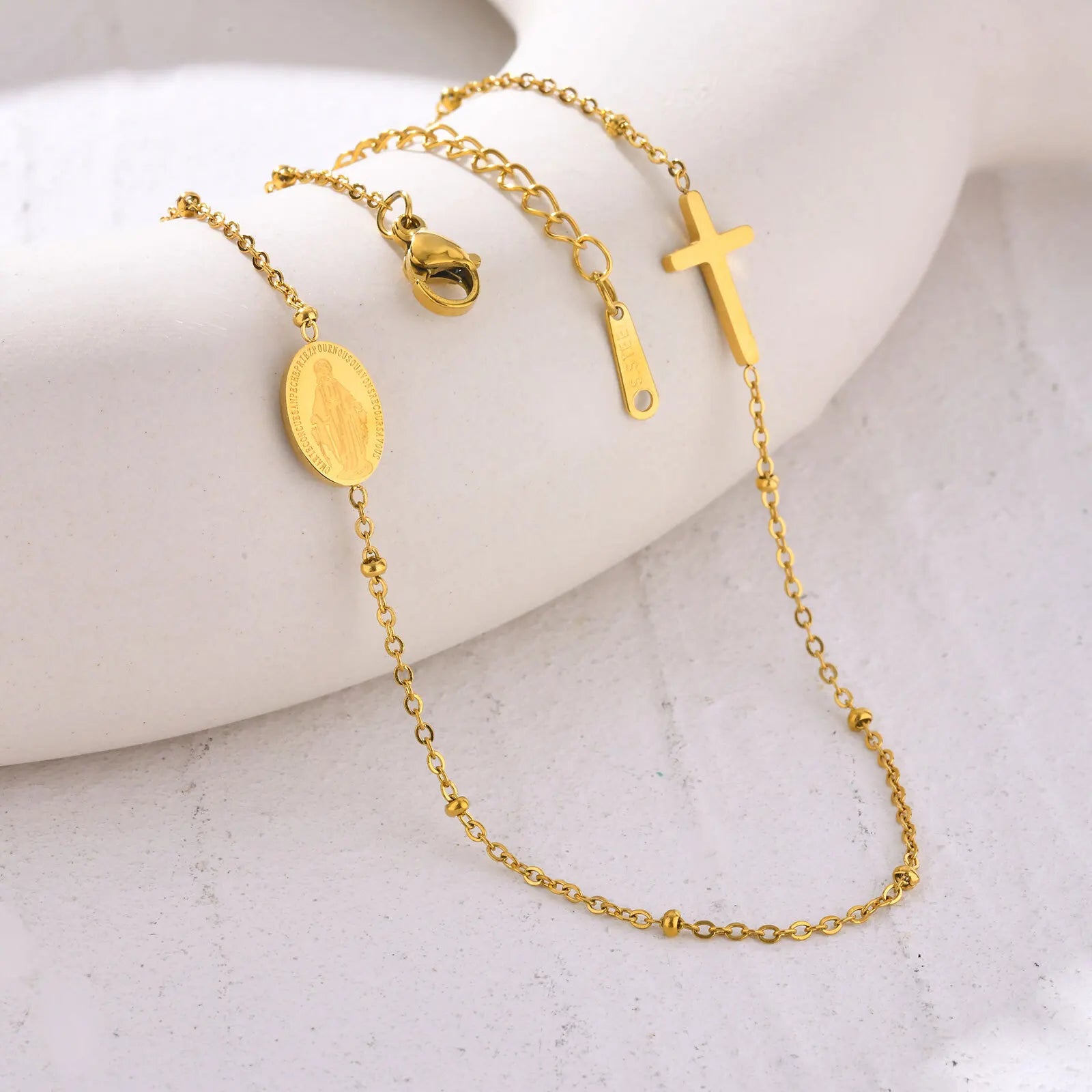 Collier Croix Dorée avec Médaille Élégante