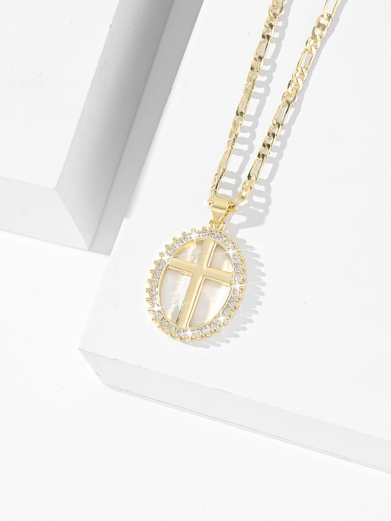 Collier Croix Ovale Doré Éclat Cristal