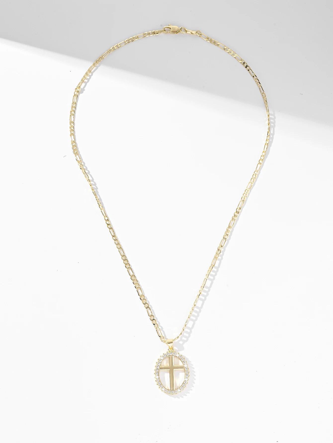 Collier Croix Ovale Doré Éclat Cristal