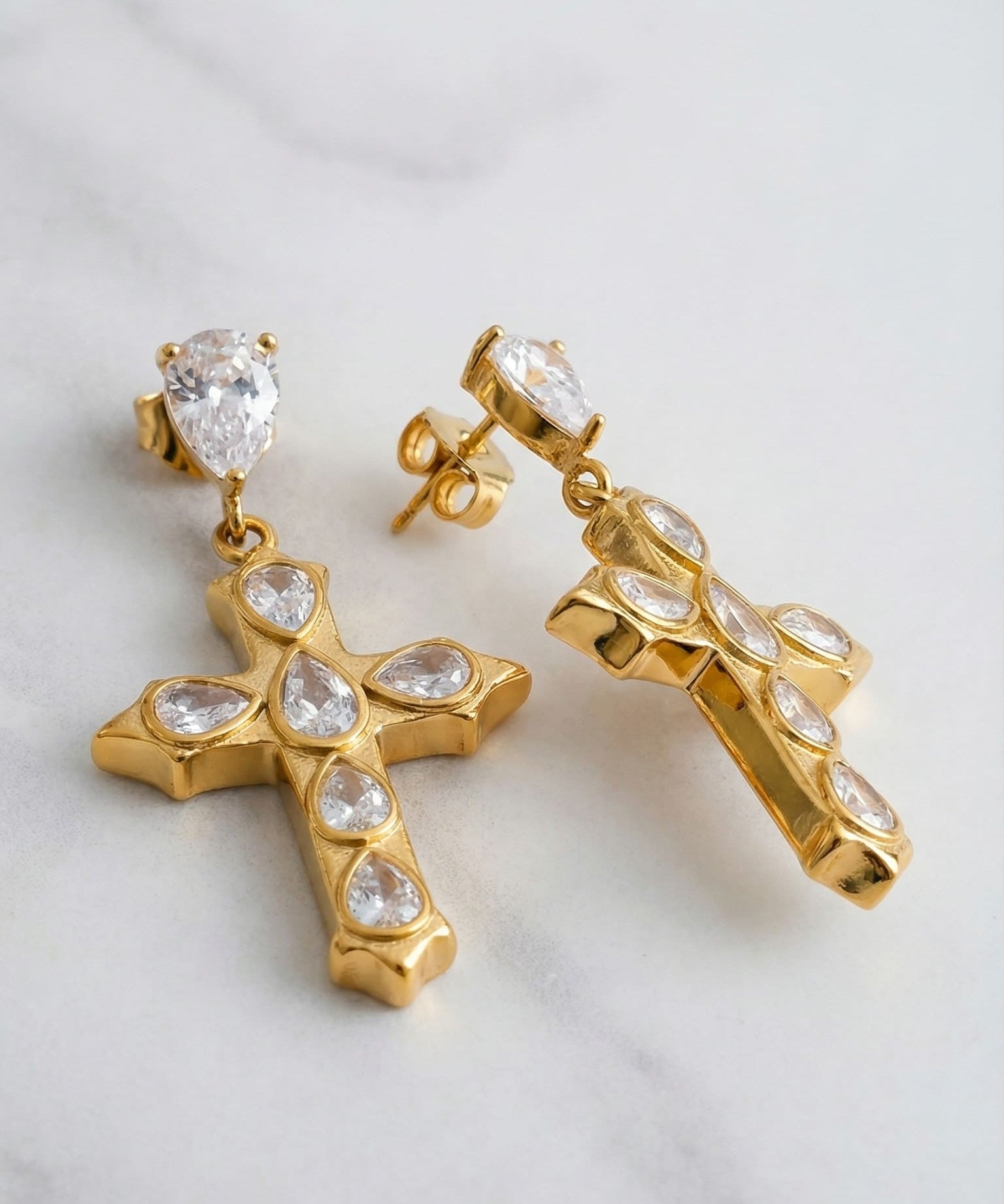 Boucles d’Oreilles Croix Majesté Dorée