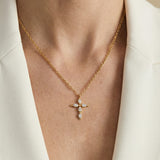 Collier Croix Dorée Sertie de Pierres Lumineuses