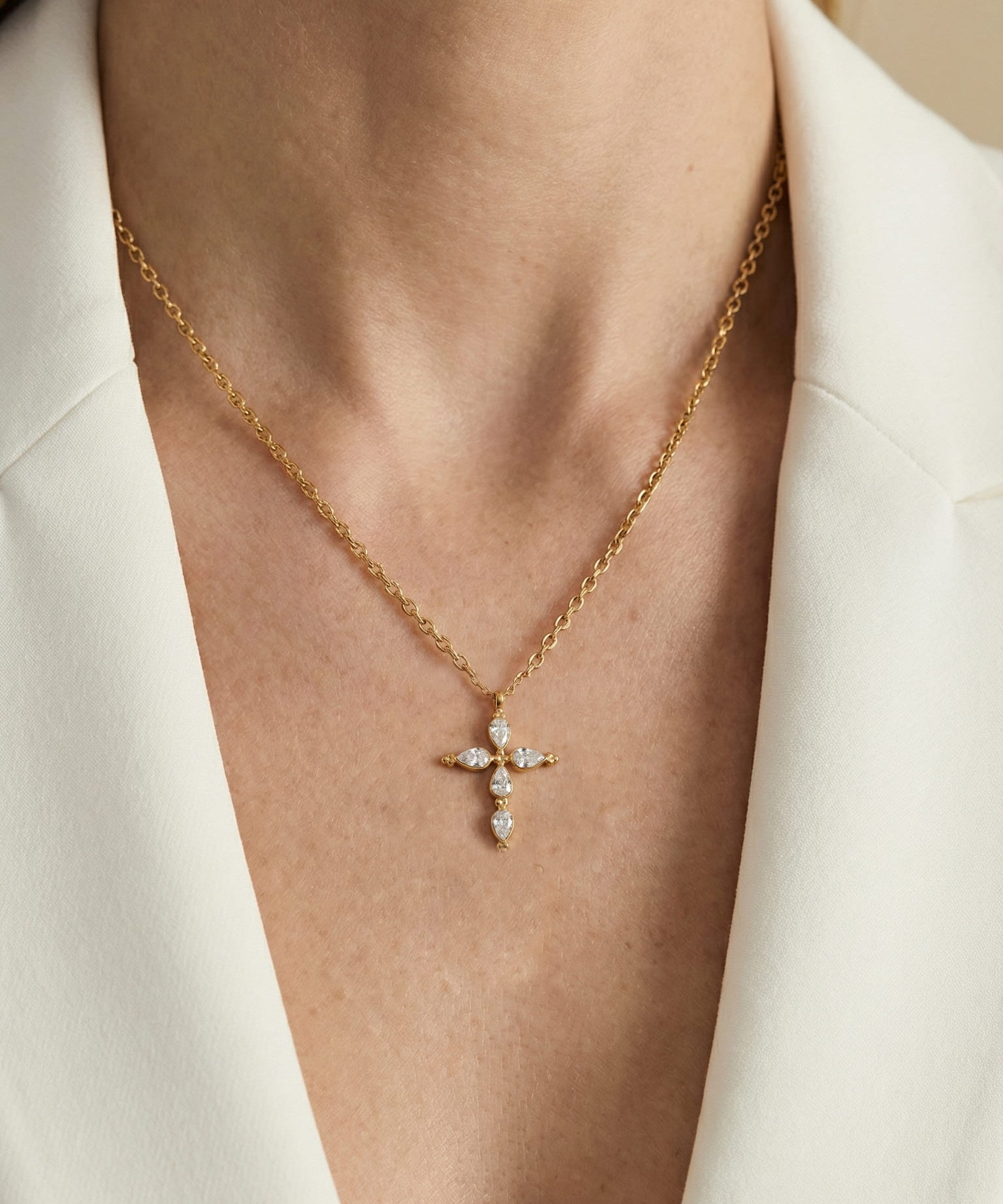 Collier Croix Dorée Sertie de Pierres Lumineuses