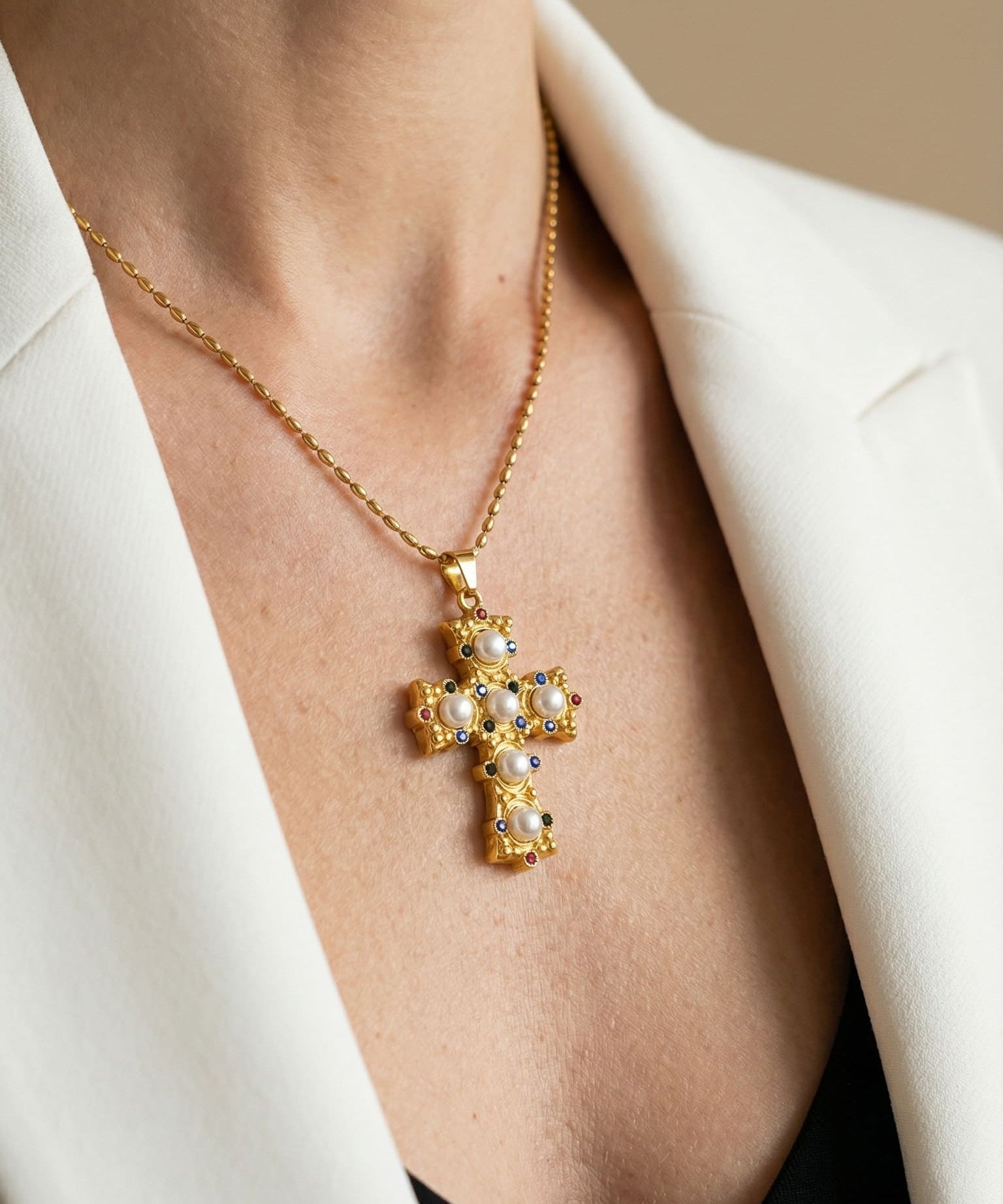 Collier Croix Royale aux Perles Dorées