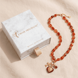 Collier Rouge Translucide à Breloques Croix et Cœur