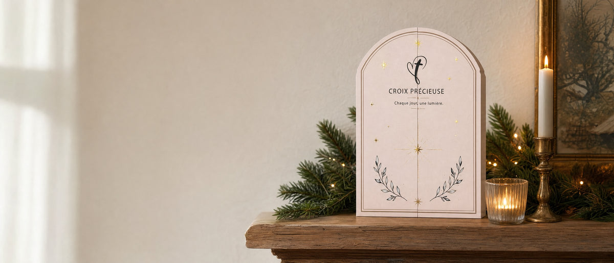 Le calendrier de l'Avent Croix Précieuse sur une cheminée, à la lueur des bougies