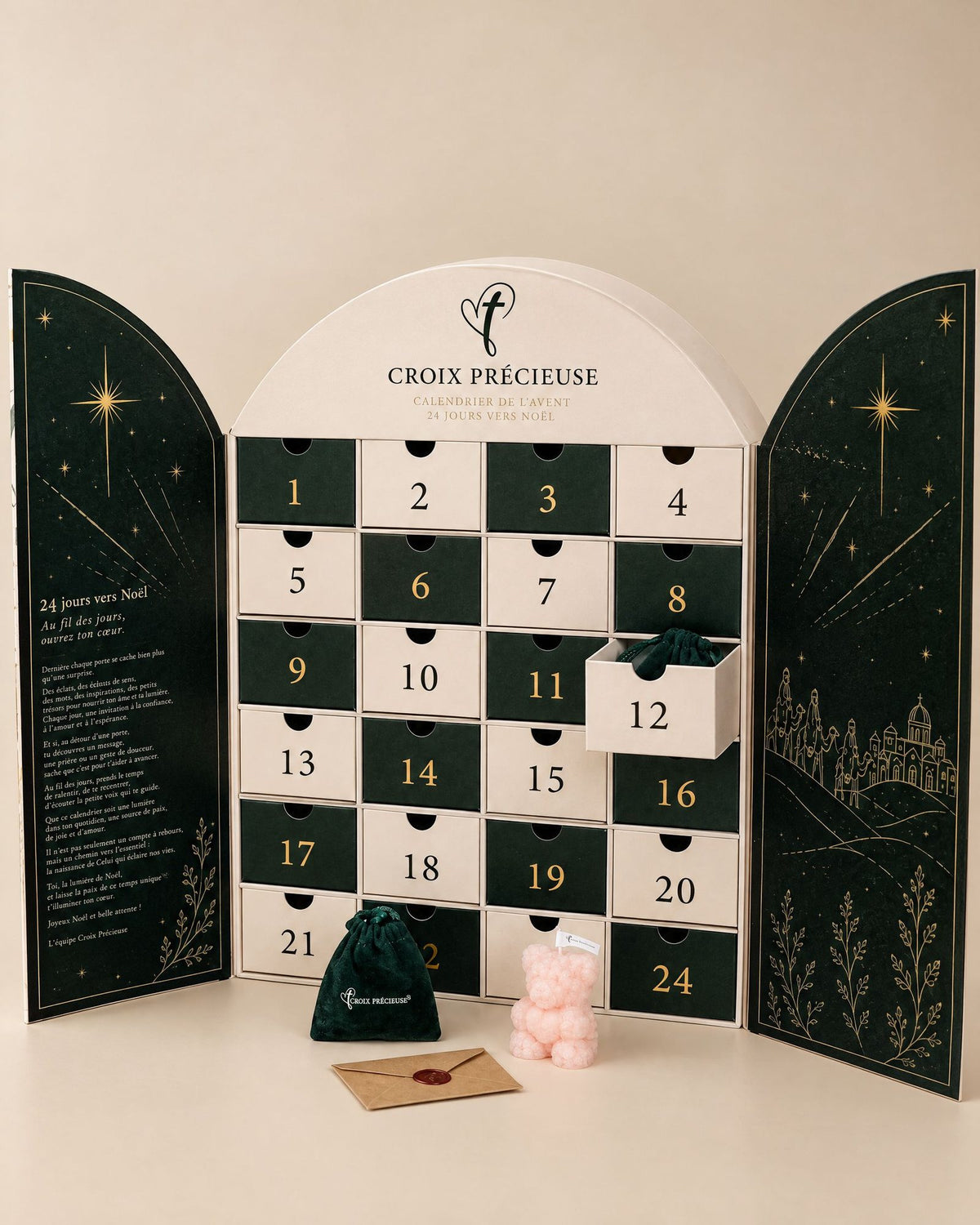 Le calendrier de l'Avent ouvert, un tiroir sorti, avec le sachet, l'enveloppe et la bougie