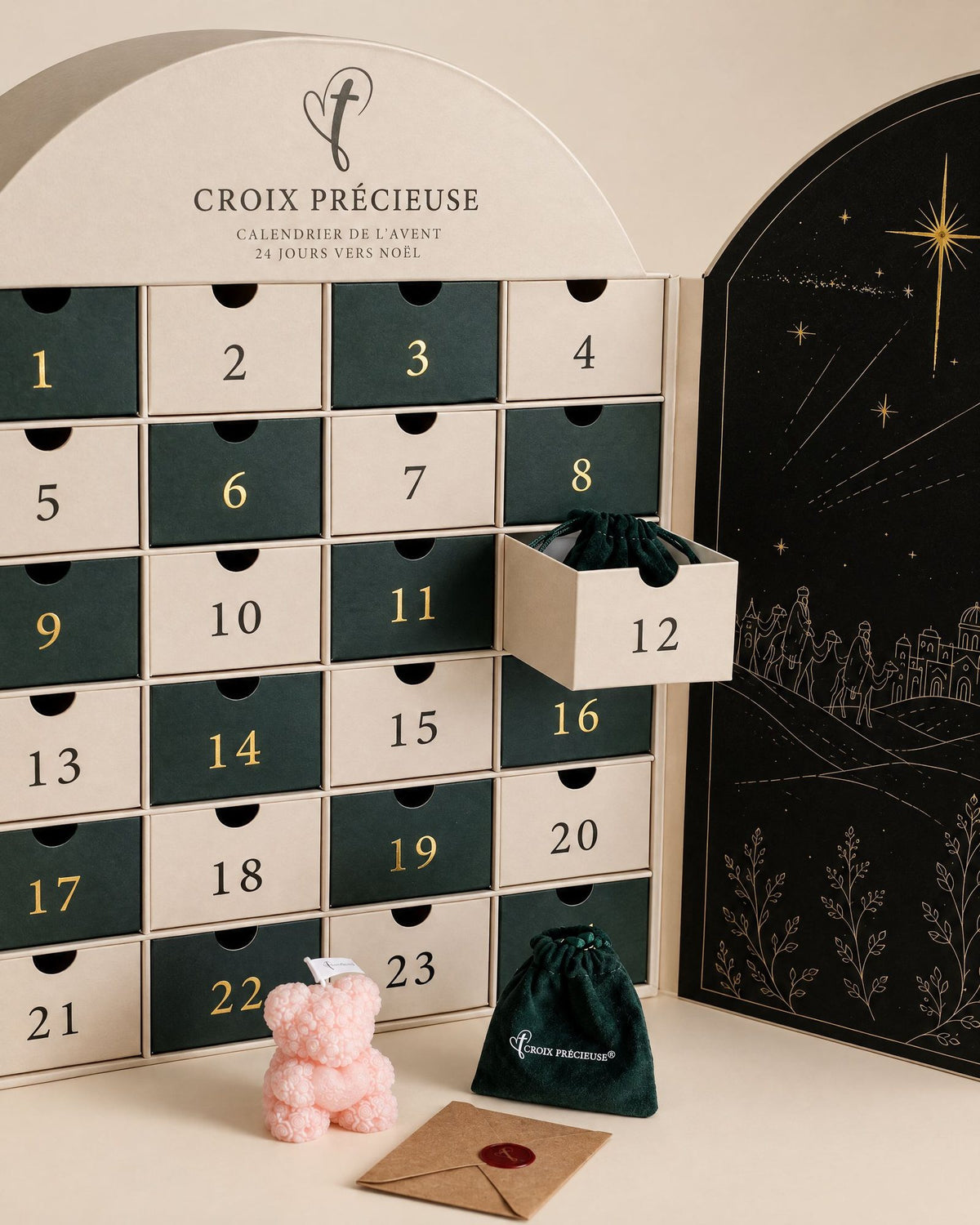 Le calendrier avec un tiroir sorti, la bougie ourson et l'enveloppe devant