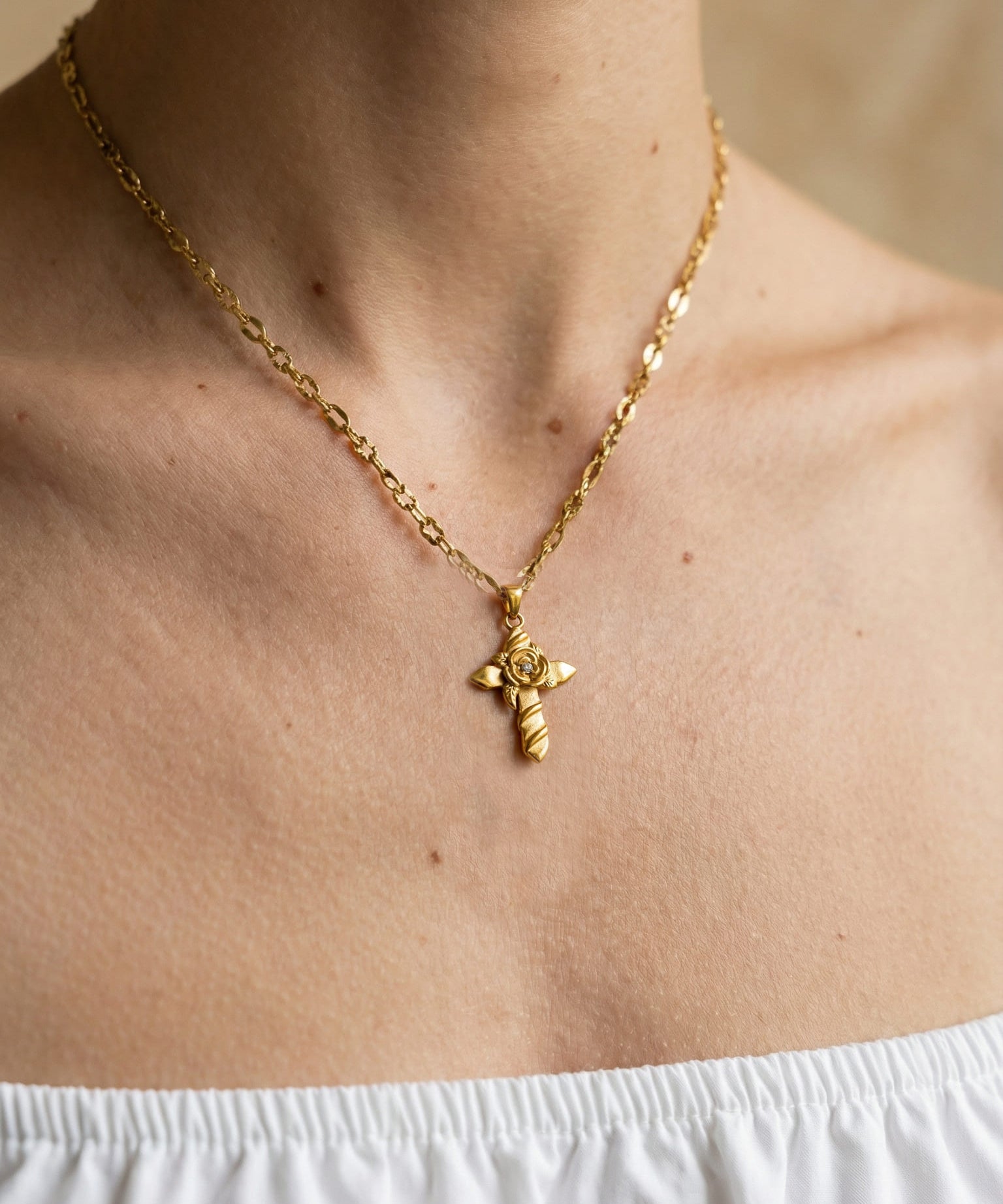 Collier Croix Florale Dorée