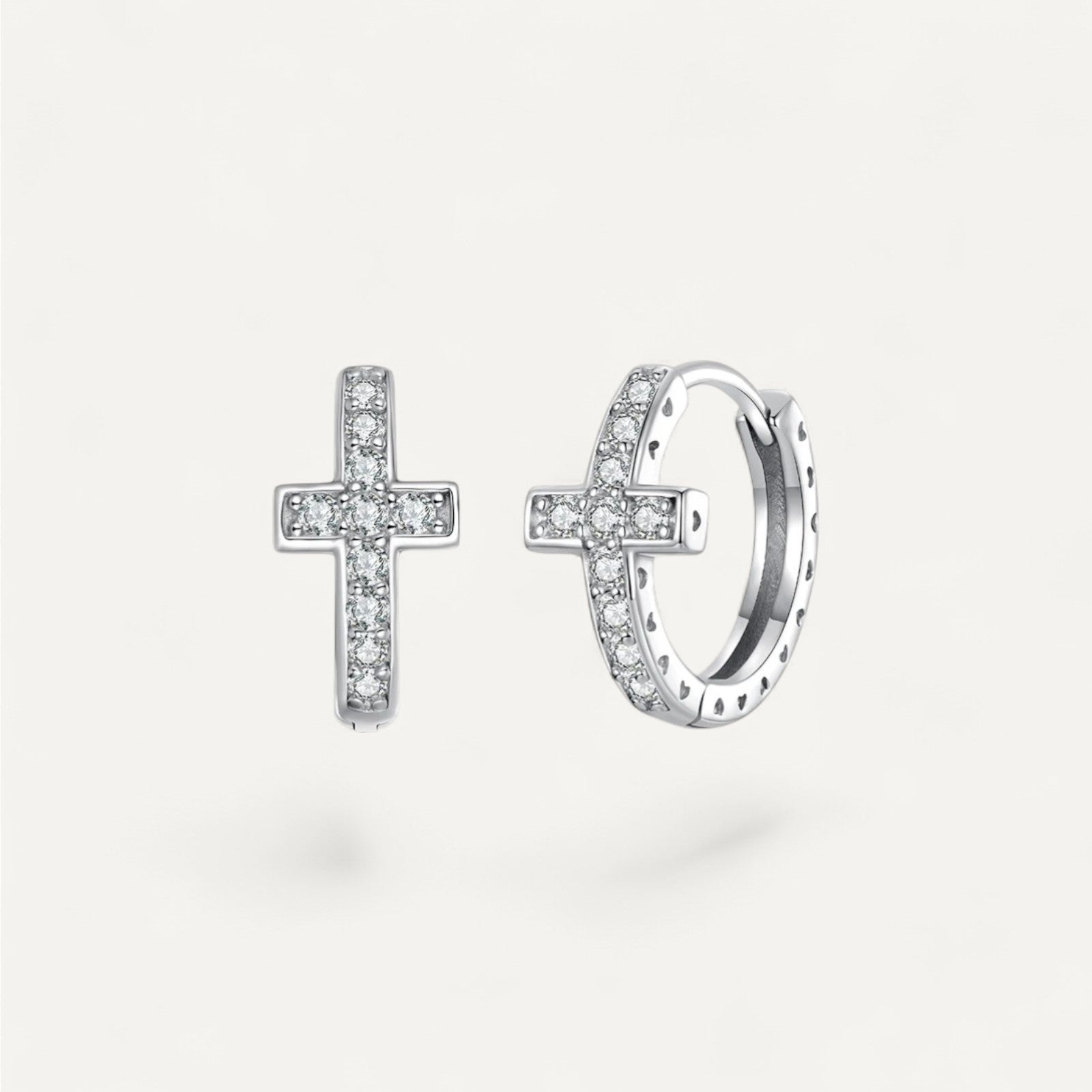 Boucles d’Oreilles Croix Créoles Argentées Serties